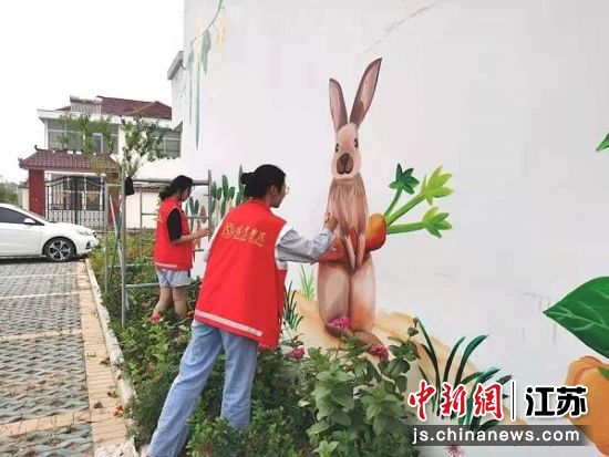 大学生志愿者手绘美丽乡村。 曹志成 摄